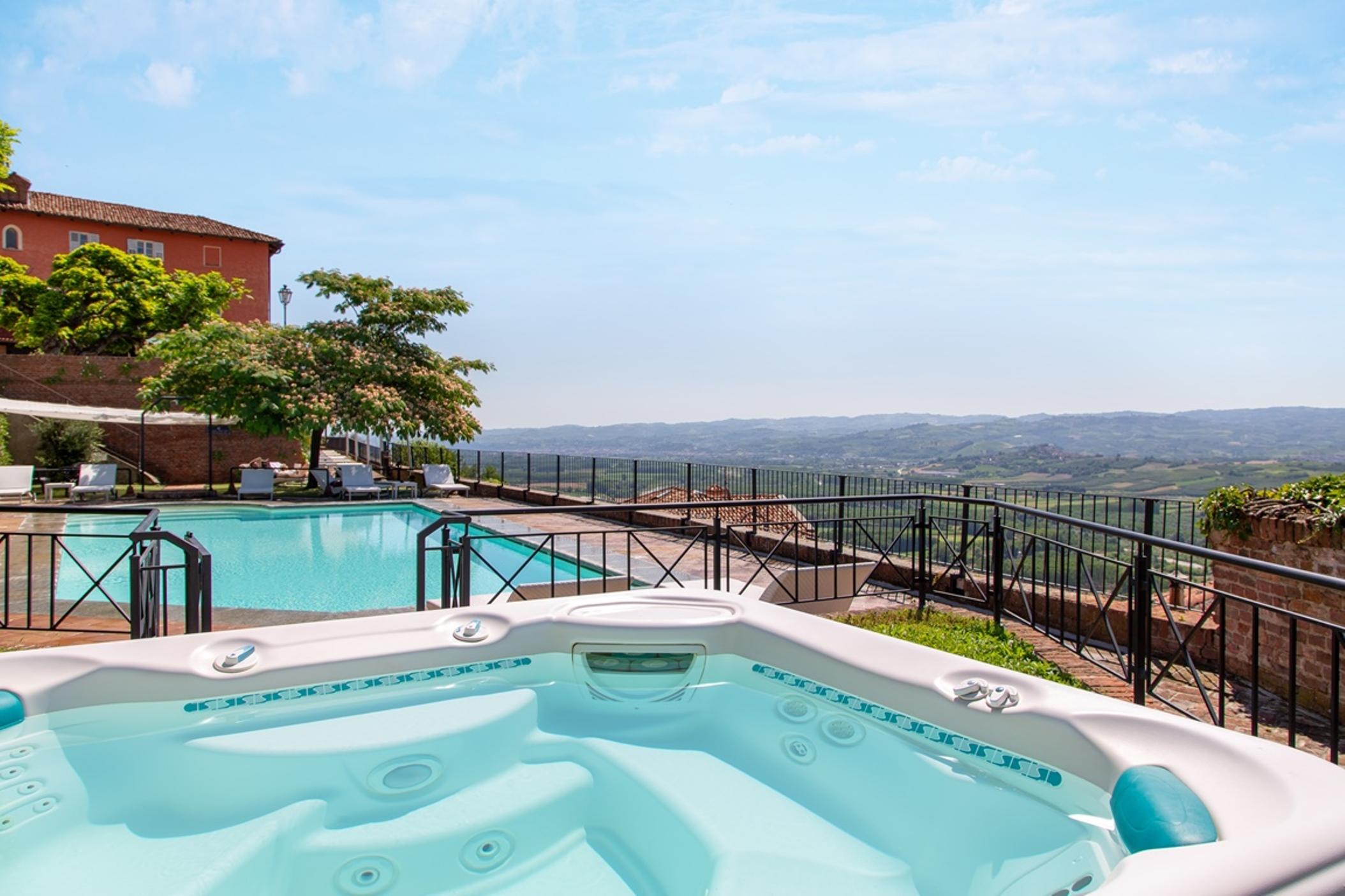 Hotel Castello Di Santa Vittoria Santa Vittoria dʼAlba Buitenkant foto
