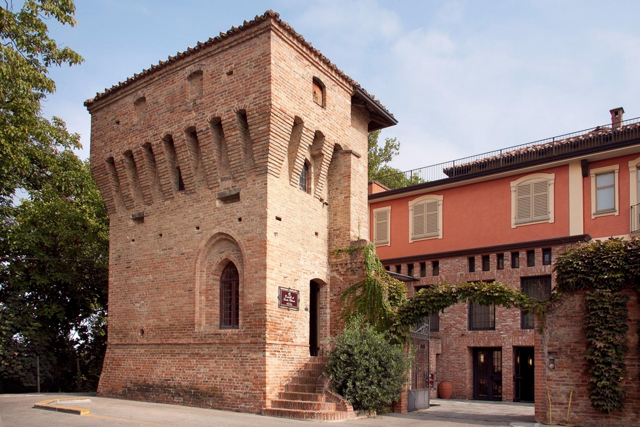 Hotel Castello Di Santa Vittoria Santa Vittoria dʼAlba Buitenkant foto